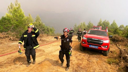 ХВАЛА БРАЋО СРБИ!: Загрљај грчког и српског ватрогасца у ватреној стихији на Евији (ФОТО)