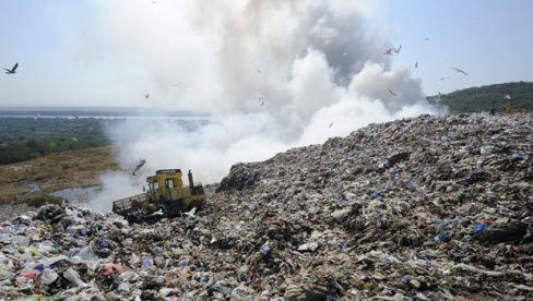 ВЕСИЋ: Ноћас сипано сто тона воде на депонију