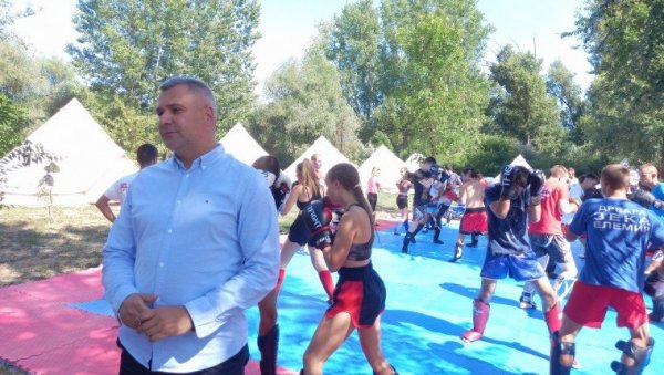 У РИНГУ 200 ДЕЦЕ: Покрајински секретар Дане Баста посетио Кик-бокс камп у Кањижи У РИНГУ 200 ДЕЦЕ: Покрајински секретар Дане Баста посетио Кик-бокс камп у Кањижи