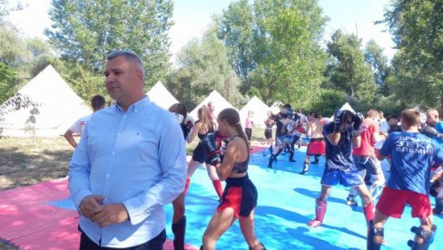 U RINGU 200 DECE: Pokrajinski sekretar Dane Basta posetio Kik-boks kamp u Kanjiži U RINGU 200 DECE: Pokrajinski sekretar Dane Basta posetio Kik-boks kamp u Kanjiži