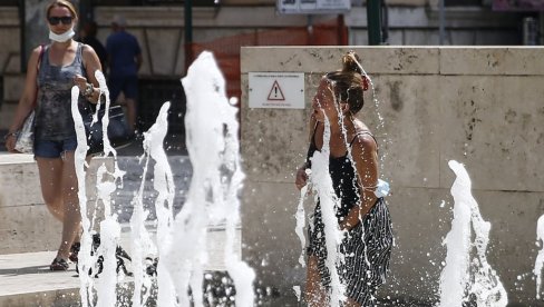 LUCIFER STVORIO KLIMATSKE IZBEGLICE: Na ulicama padanje od vrućine, u tržnim centrima traže spas