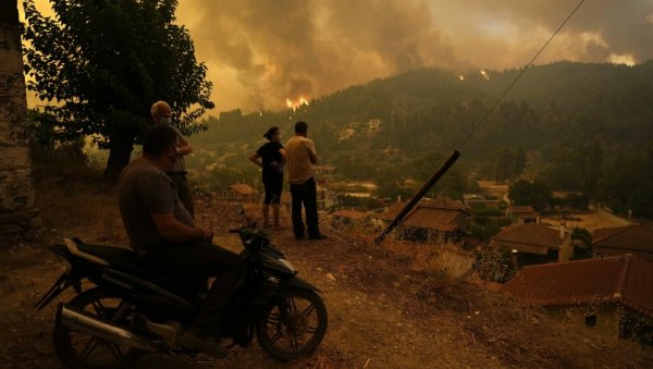 НА ЕВИЈИ ИЗБИО НОВИ ПОЖАР: Ватра букнула јужно од већ разореног подручја