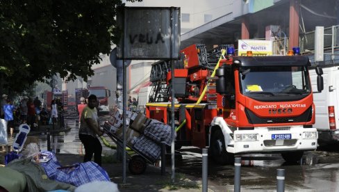 MOŽDA SE VRATIMO U KINU, VATRA SVE UNIŠTILA: Trgovci iz Azije spasavali šta je ostalo posle požara u tržnom centru u bloku 70 (FOTO)