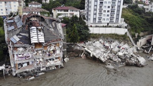 TURSKU NE PRESTAJU DA POGAĐAJU NESREĆE: Najmanje 40 osoba nastradalo u poplavama (FOTO)