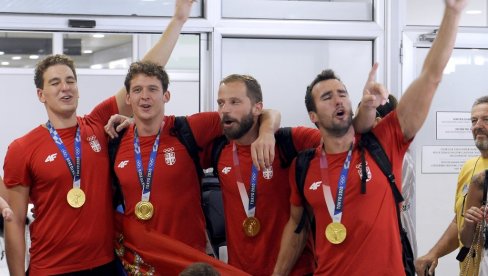 ANDRIJA GA UČIO, A FILIP TESTIRAO: Strahinja Rašović ponosan što je sa magičnim vaterpolistima u Tokiju postao olimpijski šampion