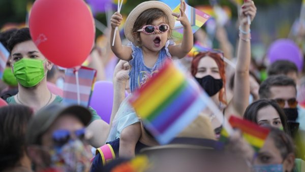 БРИТАНСКИ ТЕЛЕГРАФ ТВРДИ: ЕК усвојила нову стратегију - деца у школама могу да бирају пол БРИТАНСКИ ТЕЛЕГРАФ ТВРДИ: ЕК усвојила нову стратегију - деца у школама могу да бирају пол
