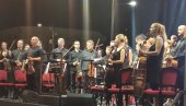 BISERIMA KLASIKE OBASJALI TRG: Vojvođanski simfonijski orkestar u Zrenjaninu (FOTO)