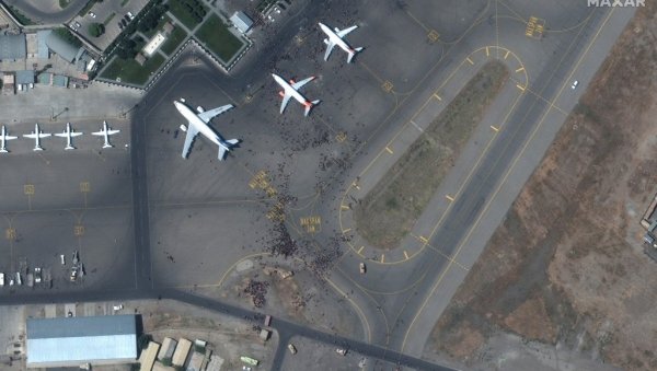 АМЕРИКАНЦИ ПОКРЕНУЛИ ИСТРАГУ: На аеродрому у Кабулу страдало 40 људи