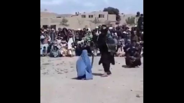 СТРАВИЧАН СНИМАК: Талибан жену убија од батина -  народ седи и гледа (ВИДЕО)