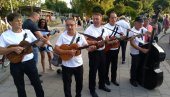 PROMENADA MAJSTORA NA ŽICI: U Novom Sadu počeo 14. Tamburica fest