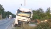 SAOBRAĆAJNA NESREĆA KOD BUBANJ POTOKA: Sudar kamiona iz Turske i automobila