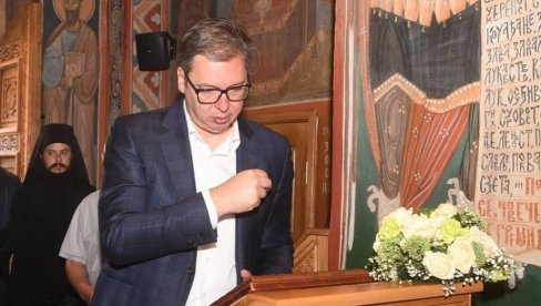 VUČIĆ POSETIO MANASTIR TUMANE: Gotovo neverovatan prizor ispred svetinje