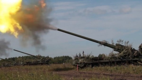 ПОГЛЕДАЈТЕ - АРТИЉЕРИЈСКИ СНАЈПЕР: Руска хаубица погађа скривене положаје украјинске војске (ВИДЕО)