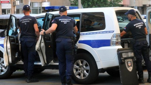 ПОСВАЂАО СЕ СА СТРИЦЕМ, ПА ГА ТУКАО: Полиција у Угриновцима ухапсила осумњиченог за физички напад и претње убиством