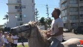 ЕПСКА СЦЕНА НА ПРОТЕСТУ У АУСТРАЛИЈИ: Демонстрант на белом коњу упутио поруку окупљенима (ВИДЕО)