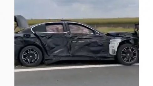 SAOBRAĆAJNA NESREĆA KOD INĐIJE: Automobil pored puta potpuno slupan - Saobraćaj se odvija usporeno (VIDEO)