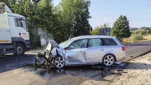 ФОТОГРАФИЈЕ СА МЕСТА САОБРАЋАЈНЕ НЕСРЕЋЕ: Погинула жена у удесу код Зајечара - Возачи тешко повређени!