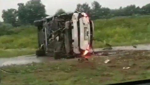 HAOS NA ULAZU U NOVI SAD: Uleteo u kružni tok, udario u banderu pa se prevrnuo (VIDEO)