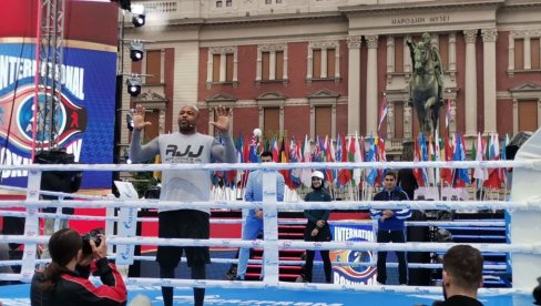 BEOGRAD JE DANAS PRESTONICA BOKSA: Spektakl na Trgu republike, legendarni Roj DŽons održao trening za pamćenje (FOTO) (VIDEO)