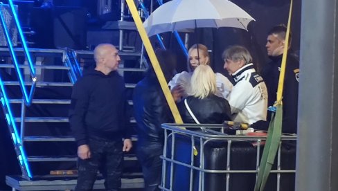 JELENA ROZGA ZAPALILA ZRENJANIN: Pevačicu ni kiša nije sprečila da održi fantastičan koncert (FOTO)