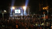 PUBLIKA UŽIVALA NA „STRIT-ART“ FESTIVALU: „Artan Lili“ i „Negativ“ oduševili Kraljevčane