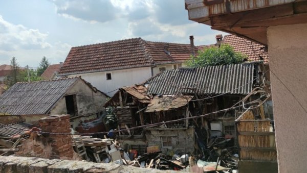 ДОВЛАЧИ ОТПАД, СУСЕДИ НЕМОЋНИ: Становник Крњаче Ј. Ш. таложи смеће у свом дворишту без последица