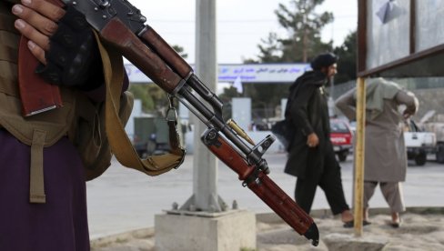KOLIKO ORUŽJA IMAJU TALIBANI? Ovo su apdejtovani vojnici - Nema više dugih brada, tradicionalne odeće i zarđalog oružja (FOTO)