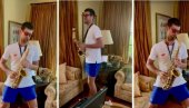 HIT SNIMAK NOVAKA ĐOKOVIĆA: Srpski teniser pored reketa dobro barata i saksofonom (VIDEO) HIT SNIMAK NOVAKA ĐOKOVIĆA: Srpski teniser pored reketa dobro barata i saksofonom (VIDEO)