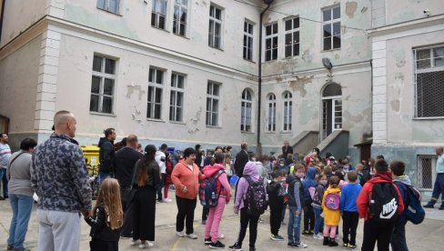 SVEČANO I U KIKINDI: Uz himnu počela nova školska godina (FOTO)