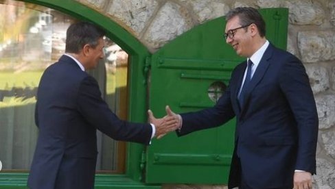 VUČIĆ SE NA BLEDU SASTAO SA PAHOROM: Predsednika Srbije slovenski kolega ugostio u vili Zlatorog (FOTO) VUČIĆ SE NA BLEDU SASTAO SA PAHOROM: Predsednika Srbije slovenski kolega ugostio u vili Zlatorog (FOTO)