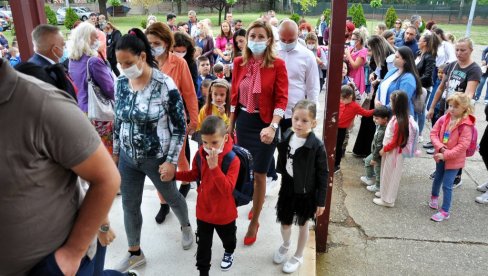 I BLIZANCI MEĐU PRVACIMA: Pune školske klupe u Bijeljini (FOTO)