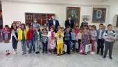 РАНЧЕВИ ЗА СВЕ ПРВАКЕ: Општина Пландиште обезбедила дарове за своје школарце