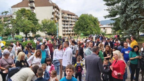 POČELA ŠKOLSKA GODINA I U DOBOJU: Među prvacima isti broj dečaka i devojčica (FOTO)