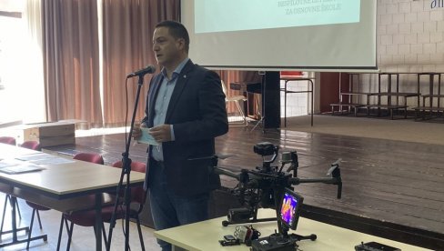 MINISTAR RUŽIĆ: Za učenje programskih jezika -  670 dronova (FOTO)