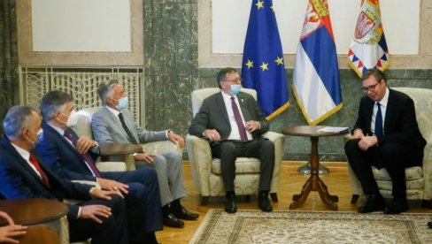 VUČIĆU TROFEJ EVROPSKE ODBOJKAŠKE KONFEDERACIJE: Predsednik Srbije priredio prijem za zvaničnike EP u Beogradu (FOTO)