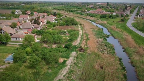 НИ МИЛИОН ЕВРА НЕ ВАДИ МУЉ: Све неизвесније чишћење Великог бачког канала у Врбасу, упркос подршци Европске уније НИ МИЛИОН ЕВРА НЕ ВАДИ МУЉ: Све неизвесније чишћење Великог бачког канала у Врбасу, упркос подршци Европске уније