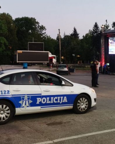 ПРОНАШЛИ ИМ ШИПКЕ, БОКСЕРЕ, НОЖЕВЕ И ЕЛЕКТРОШОКЕРЕ: У Подгорици ухапшено пет малолетника због наношења тешких повреда вршњацима