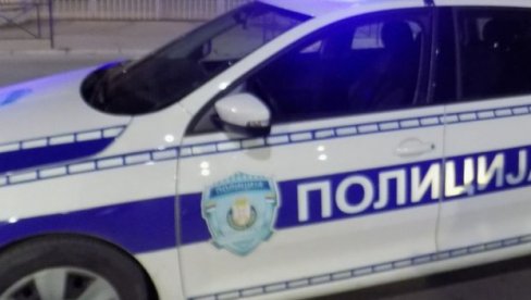 TEŠKA SAOBRAĆAJNA NESREĆA KOD ISKLJUČENJA ZA JAKOVO: Delovi automobila razbacani po putu, policija izašla na lice mesta