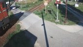 АУТОМОБИЛ СЛЕТЕО С ПУТА, ПА ЕКСПЛОДИРАО! Огласили се из Железница Србије након тешке несреће на прузи