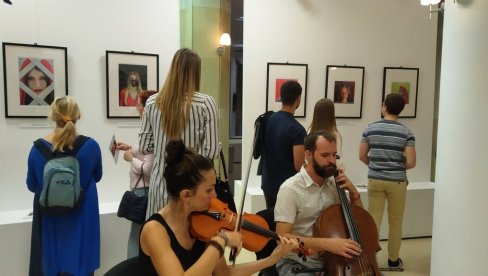 CRVENO NA FOTOGRAFIJI: Premijera izložbe Eda Igliča u Paraćinu (FOTO)