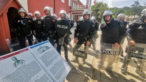 ZATIŠJE PRED BURU: Ekipa Novosti sa obe strane kordona-biće kako Bog odluči!  (FOTO)