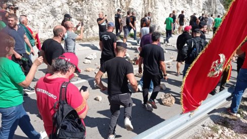 KOMITE BLOKIRAJU CETINJE: Huligani kamenjem zatrpavaju put, policija ne reaguje! (FOTO)