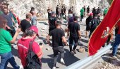 KOMITE BLOKIRAJU CETINJE: Huligani kamenjem zatrpavaju put, policija ne reaguje! (FOTO)