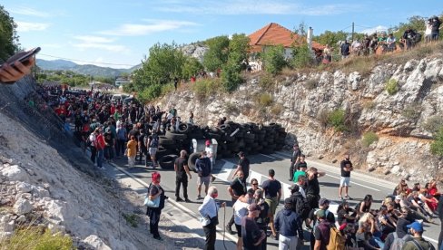 TUČA KOMITA! Skandal na Cetinju u senci dima automobilskih guma