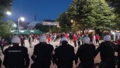 MIRNO ISPRED CETINJSKOG MANASTIRA: Policija na trgu kod dvora kralja Nikole, gradom se ori muzika i čuje skandiranje (FOTO+VIDEO))