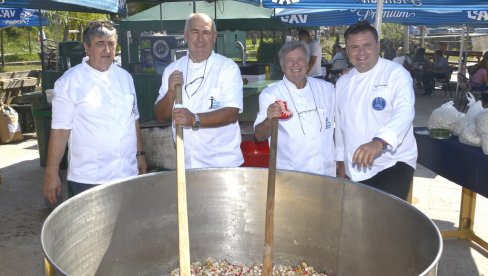 PLODOVI MORA IZ KAZANA OD  1.000 LITARA: Tradicionalna manifestacija Fiš fest kod kule Nebojša traje još danas