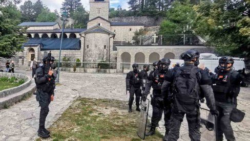 PRIPADNICI SAJ STIGLI PRED CETINJSKI MANASTIR: Duge cevi, panciri i gas maske - pod punom opremom (FOTO)