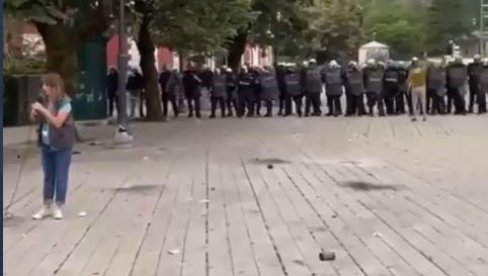 SRAMNO PONAŠANJE AKTIVISTKINJA KOMITA NA CETINJU: Isplivao užasan snimak  - najsramnije uvrede na račun vernika i SPC (VIDEO)