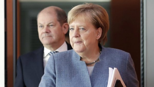 ШОЛЦА ОБУЗЕО БЕС ЗБОГ РУСИЈЕ: Криви Ангелу Меркел, а Блумберг открива зашто је нервозан немачки канцелар