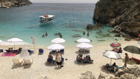 ОСТРВО НА ОМИЉЕНОМ МОРУ СРБА ТРАЖИ СТАНОВНИКЕ: Нуде кућу и 18.000 евра за прве три године